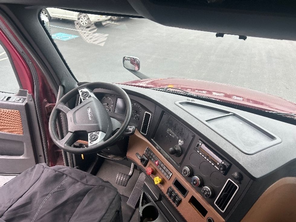 Sleeper Tractor-Heavy Duty Tractors-Freightliner-2022-T12664ST-Swedesboro-NJ-390,302\n\t\tmiles-$ 77,250 - Image 12