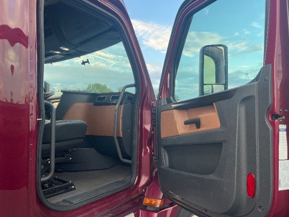 Sleeper Tractor-Heavy Duty Tractors-Freightliner-2022-T12664ST-Swedesboro-NJ-390,302\n\t\tmiles-$ 77,250 - Image 13