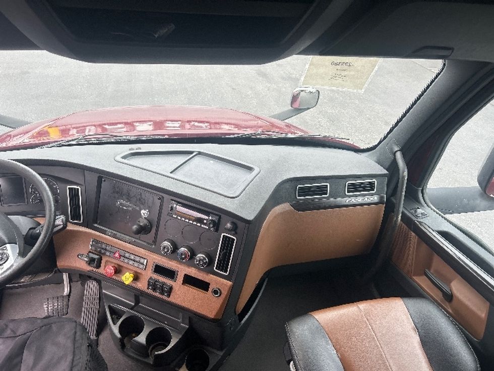 Sleeper Tractor-Heavy Duty Tractors-Freightliner-2022-T12664ST-Swedesboro-NJ-390,302\n\t\tmiles-$ 77,250 - Image 15