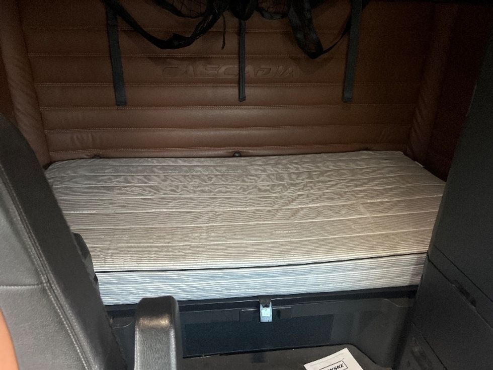 Sleeper Tractor-Heavy Duty Tractors-Freightliner-2022-T12664ST-Swedesboro-NJ-390,302\n\t\tmiles-$ 77,250 - Image 16