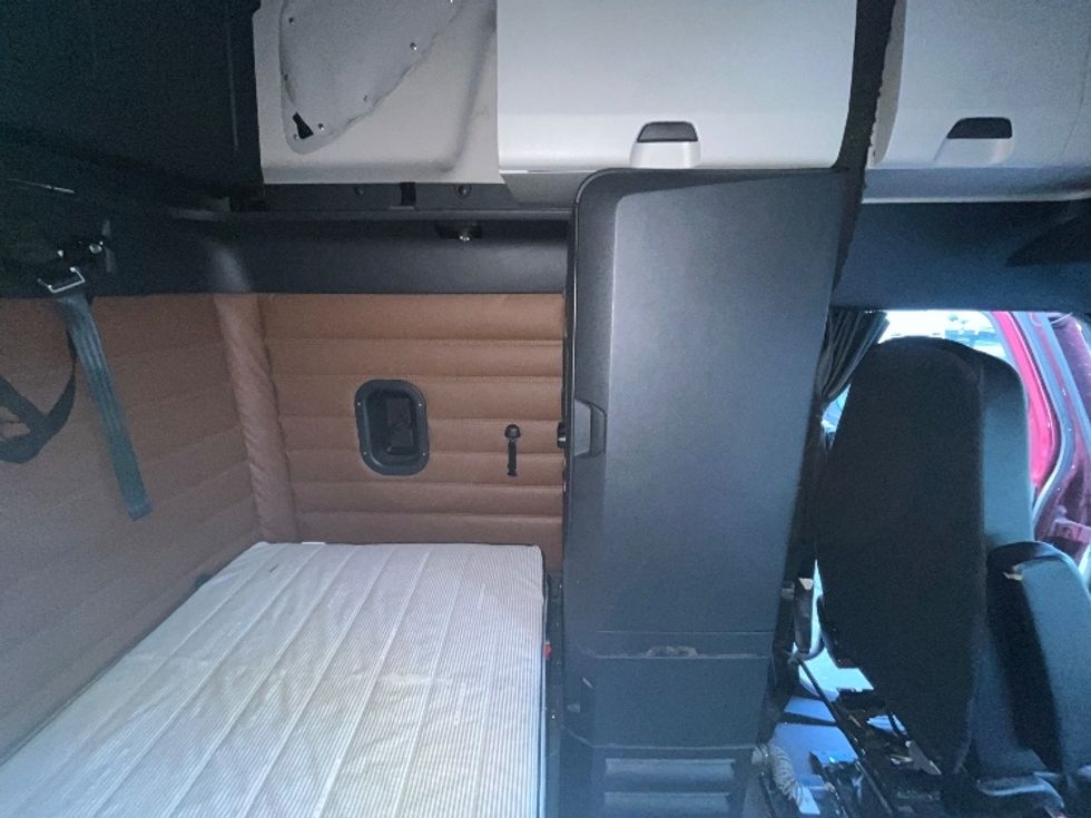 Sleeper Tractor-Heavy Duty Tractors-Freightliner-2022-T12664ST-Swedesboro-NJ-390,302\n\t\tmiles-$ 77,250 - Image 18