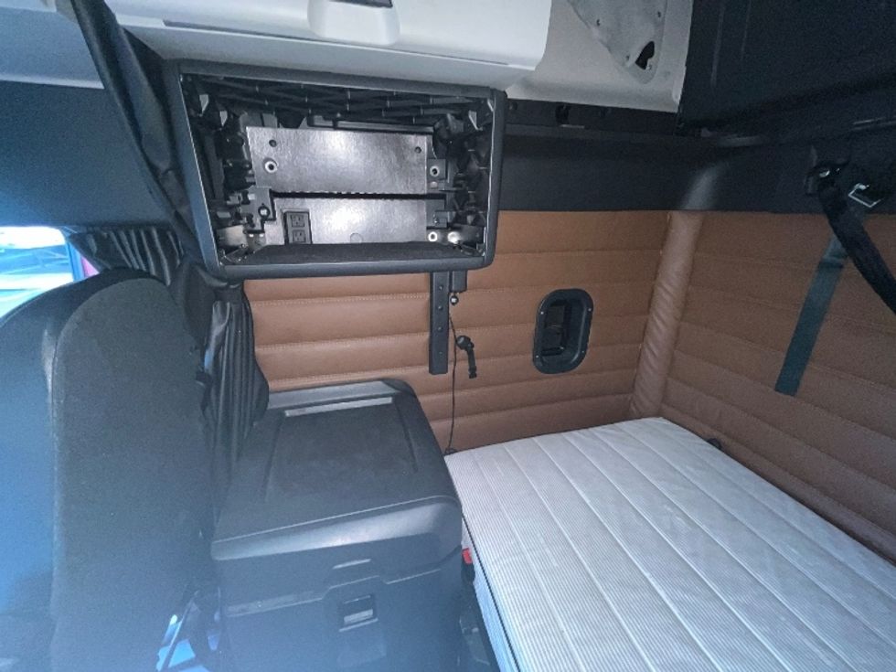 Sleeper Tractor-Heavy Duty Tractors-Freightliner-2022-T12664ST-Swedesboro-NJ-390,302\n\t\tmiles-$ 77,250 - Image 19