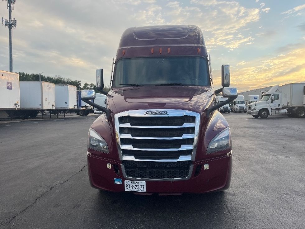 Sleeper Tractor-Heavy Duty Tractors-Freightliner-2022-T12664ST-Swedesboro-NJ-390,302\n\t\tmiles-$ 77,250 - Image 2