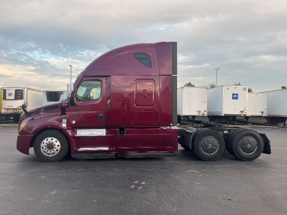 Sleeper Tractor-Heavy Duty Tractors-Freightliner-2022-T12664ST-Swedesboro-NJ-390,302\n\t\tmiles-$ 77,250 - Image 4