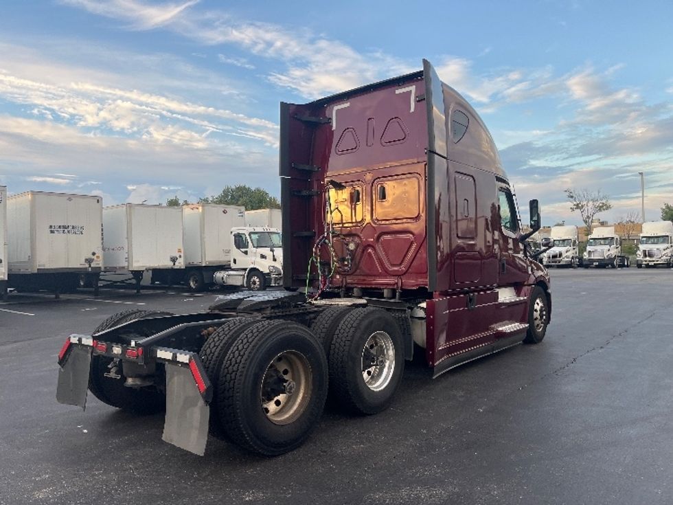 Sleeper Tractor-Heavy Duty Tractors-Freightliner-2022-T12664ST-Swedesboro-NJ-390,302\n\t\tmiles-$ 77,250 - Image 7
