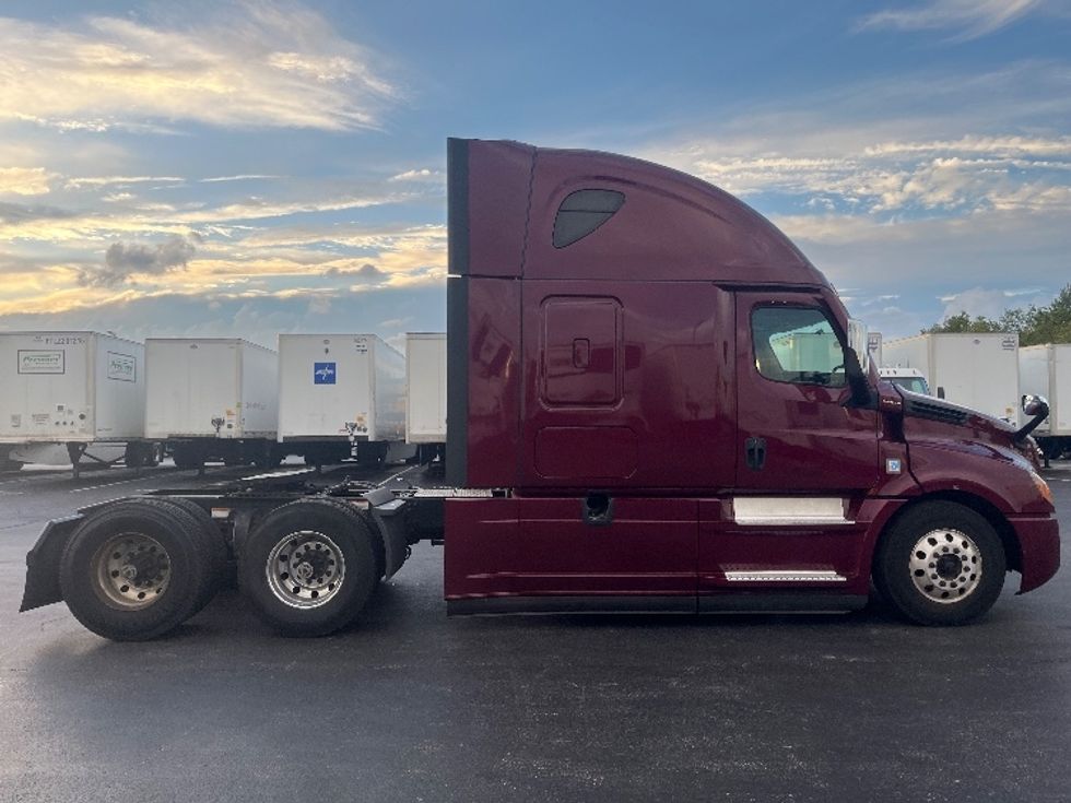 Sleeper Tractor-Heavy Duty Tractors-Freightliner-2022-T12664ST-Swedesboro-NJ-390,302\n\t\tmiles-$ 77,250 - Image 8