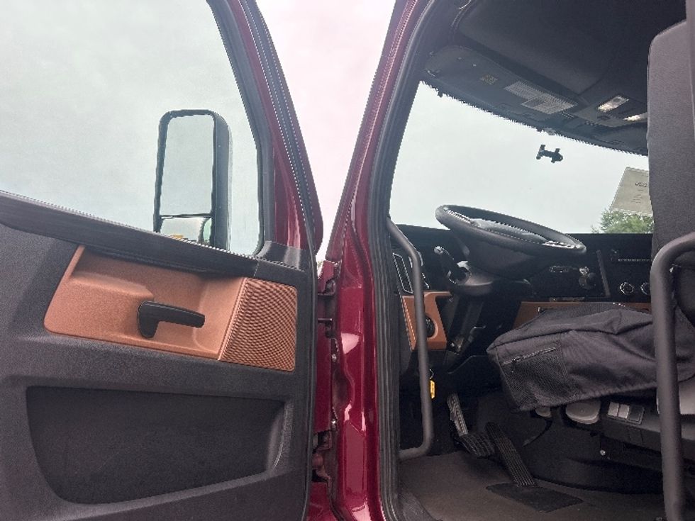 Sleeper Tractor-Heavy Duty Tractors-Freightliner-2022-T12664ST-Swedesboro-NJ-390,302\n\t\tmiles-$ 77,250 - Image 9
