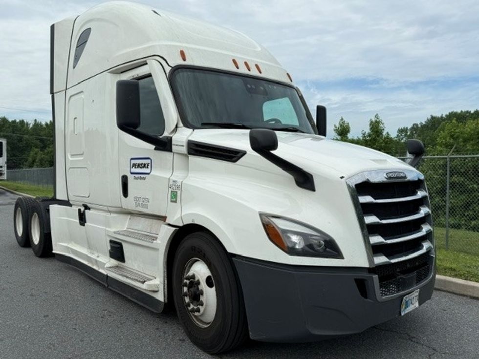 Sleeper Tractor-Heavy Duty Tractors-Freightliner-2022-T12664ST-Swedesboro-NJ-560,385\n\t\tmiles-$ 64,000 - Image 1