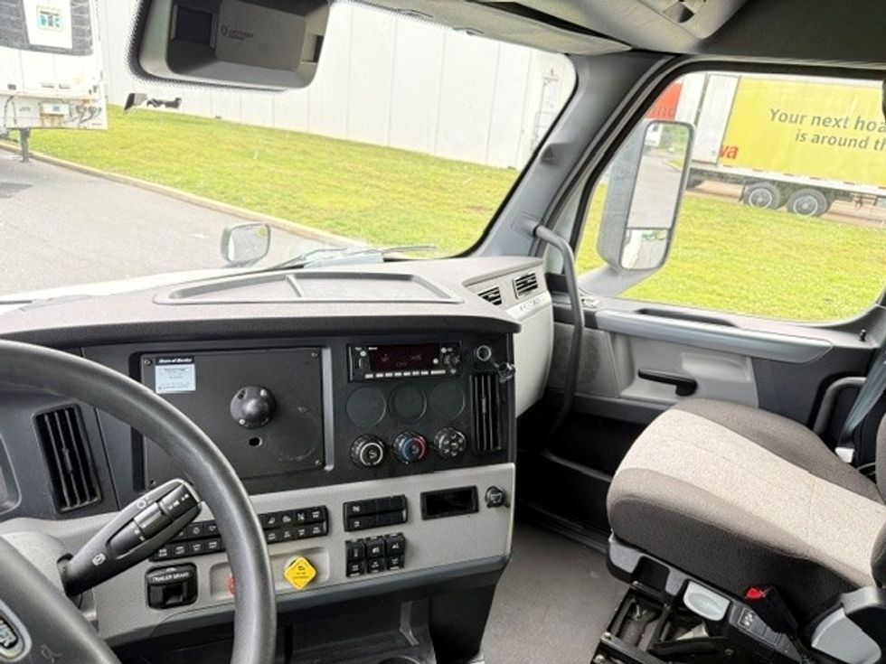 Sleeper Tractor-Heavy Duty Tractors-Freightliner-2022-T12664ST-Swedesboro-NJ-560,385\n\t\tmiles-$ 64,000 - Image 10