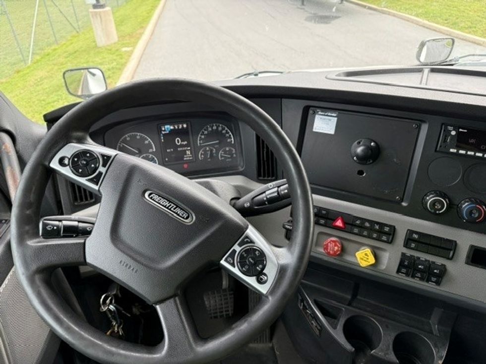 Sleeper Tractor-Heavy Duty Tractors-Freightliner-2022-T12664ST-Swedesboro-NJ-560,385\n\t\tmiles-$ 64,000 - Image 11