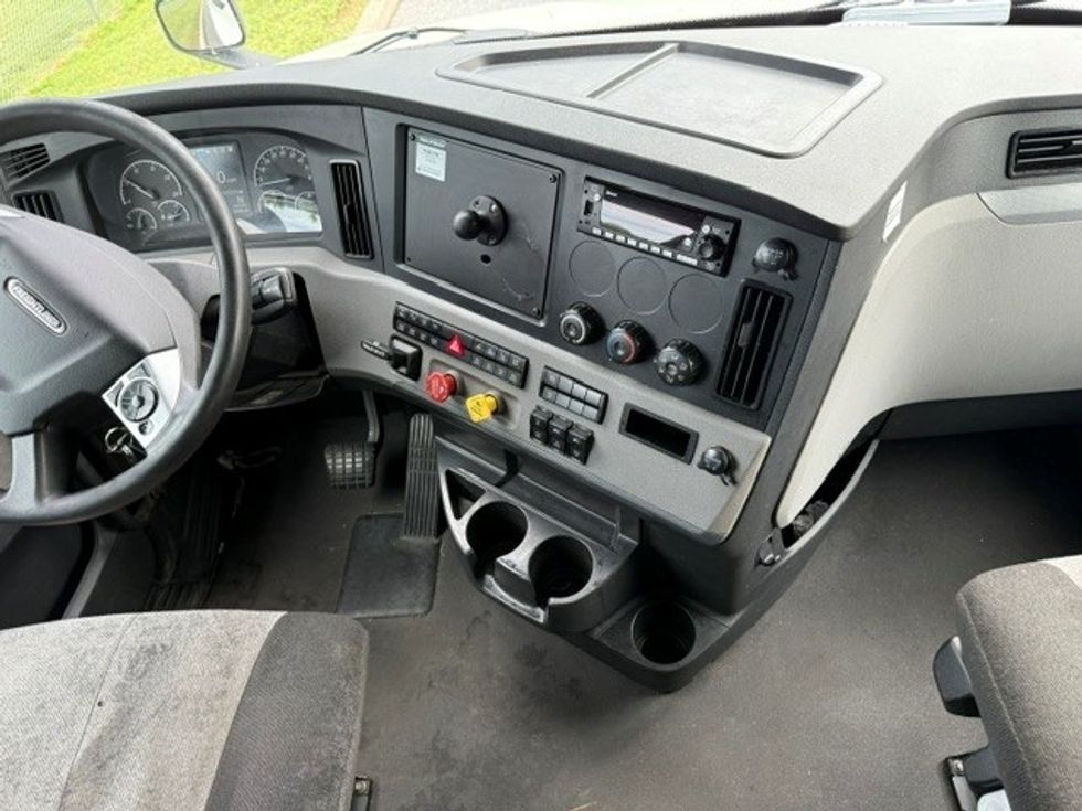 Sleeper Tractor-Heavy Duty Tractors-Freightliner-2022-T12664ST-Swedesboro-NJ-560,385\n\t\tmiles-$ 64,000 - Image 12