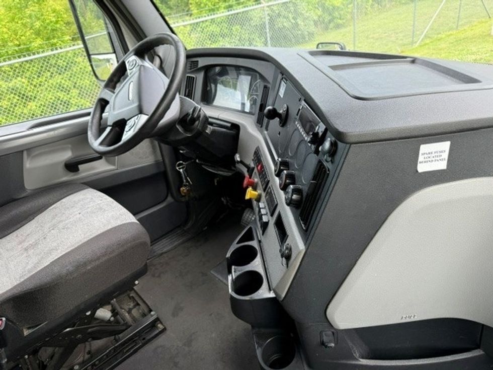 Sleeper Tractor-Heavy Duty Tractors-Freightliner-2022-T12664ST-Swedesboro-NJ-560,385\n\t\tmiles-$ 64,000 - Image 15