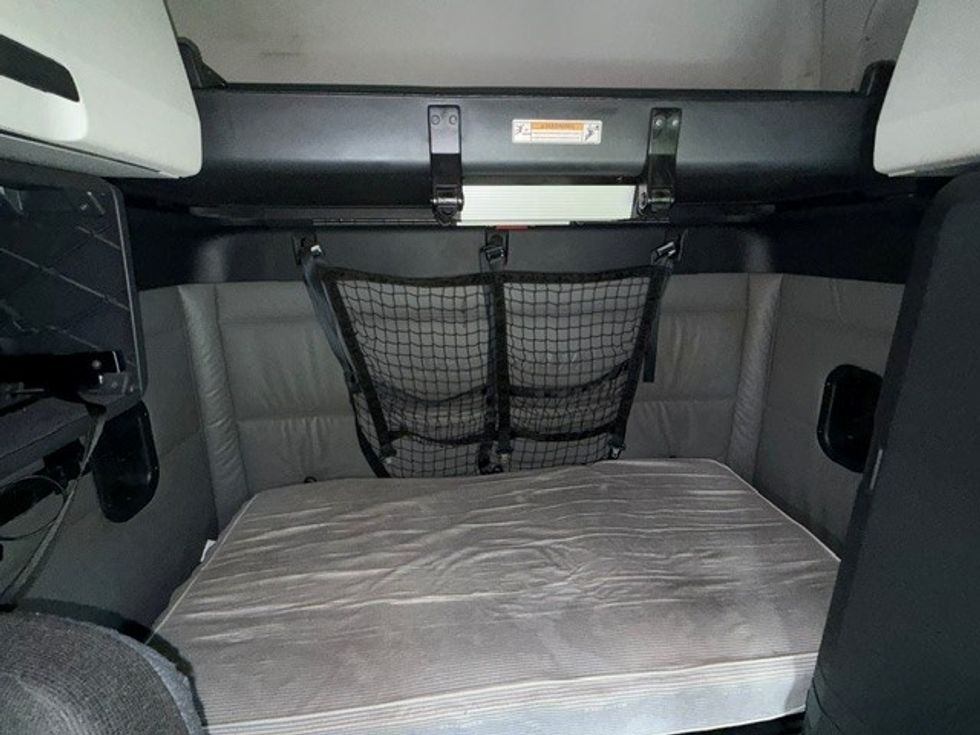 Sleeper Tractor-Heavy Duty Tractors-Freightliner-2022-T12664ST-Swedesboro-NJ-560,385\n\t\tmiles-$ 64,000 - Image 16