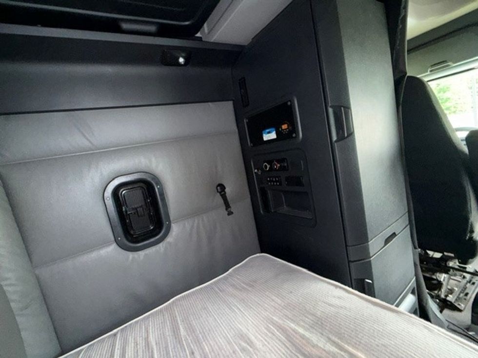 Sleeper Tractor-Heavy Duty Tractors-Freightliner-2022-T12664ST-Swedesboro-NJ-560,385\n\t\tmiles-$ 64,000 - Image 18