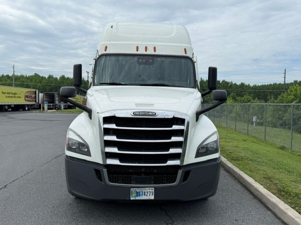 Sleeper Tractor-Heavy Duty Tractors-Freightliner-2022-T12664ST-Swedesboro-NJ-560,385\n\t\tmiles-$ 64,000 - Image 2