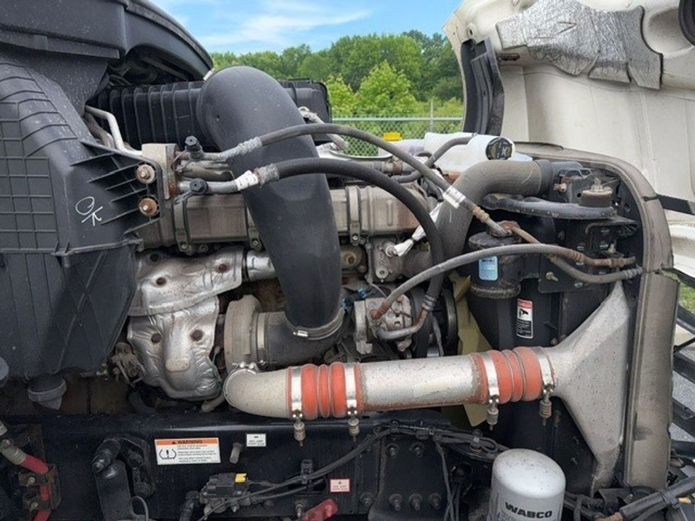 Sleeper Tractor-Heavy Duty Tractors-Freightliner-2022-T12664ST-Swedesboro-NJ-560,385\n\t\tmiles-$ 64,000 - Image 20