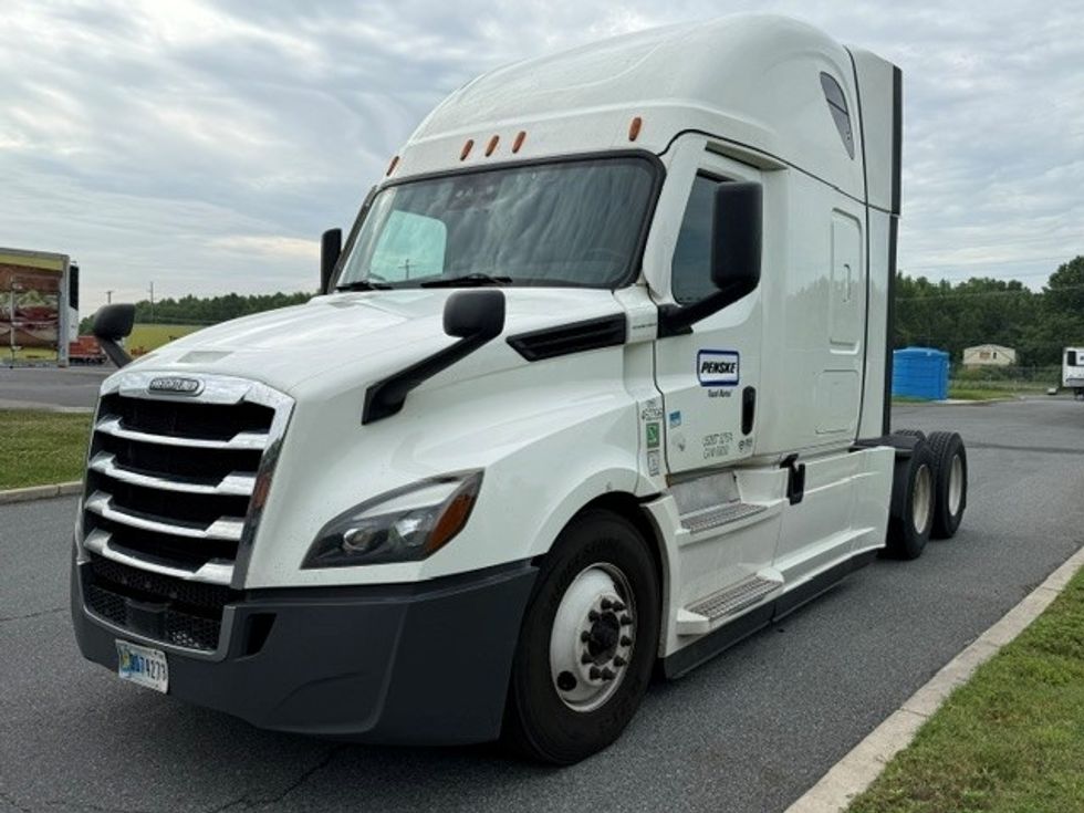 Sleeper Tractor-Heavy Duty Tractors-Freightliner-2022-T12664ST-Swedesboro-NJ-560,385\n\t\tmiles-$ 64,000 - Image 3