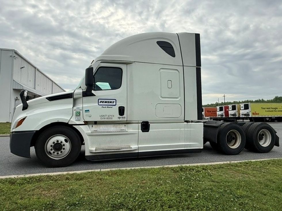 Sleeper Tractor-Heavy Duty Tractors-Freightliner-2022-T12664ST-Swedesboro-NJ-560,385\n\t\tmiles-$ 64,000 - Image 4