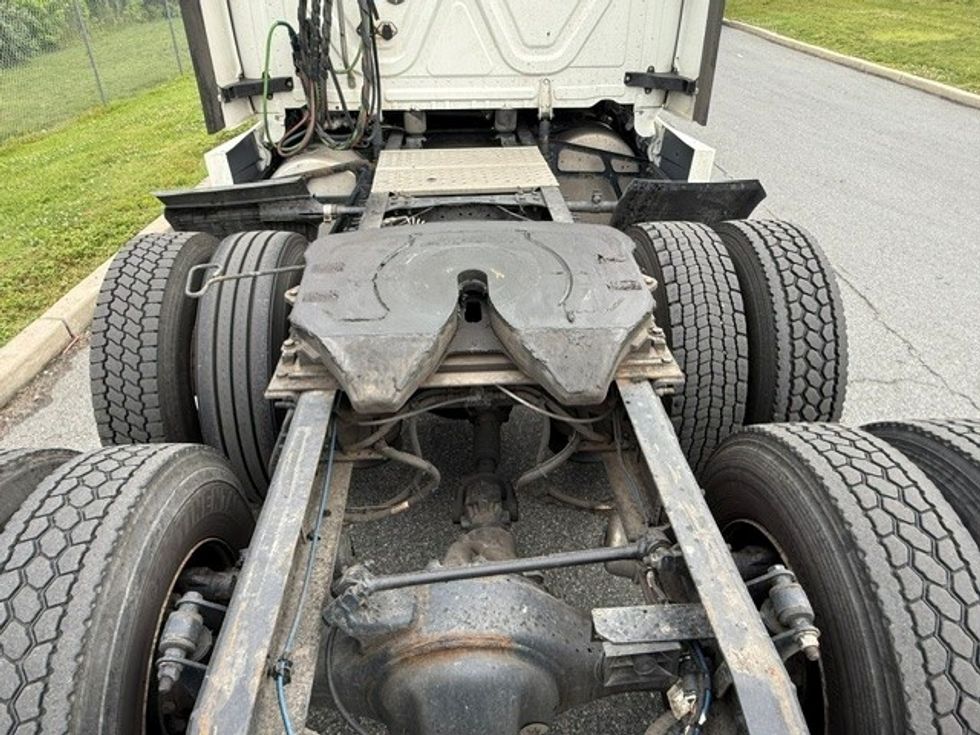Sleeper Tractor-Heavy Duty Tractors-Freightliner-2022-T12664ST-Swedesboro-NJ-560,385\n\t\tmiles-$ 64,000 - Image 6