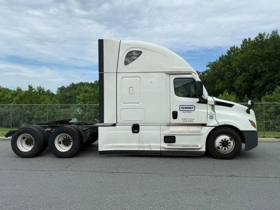 Sleeper Tractor-Heavy Duty Tractors-Freightliner-2022-T12664ST-Swedesboro-NJ-560,385\n\t\tmiles-$ 64,000 - Image 8