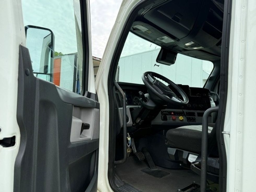Sleeper Tractor-Heavy Duty Tractors-Freightliner-2022-T12664ST-Swedesboro-NJ-560,385\n\t\tmiles-$ 64,000 - Image 9