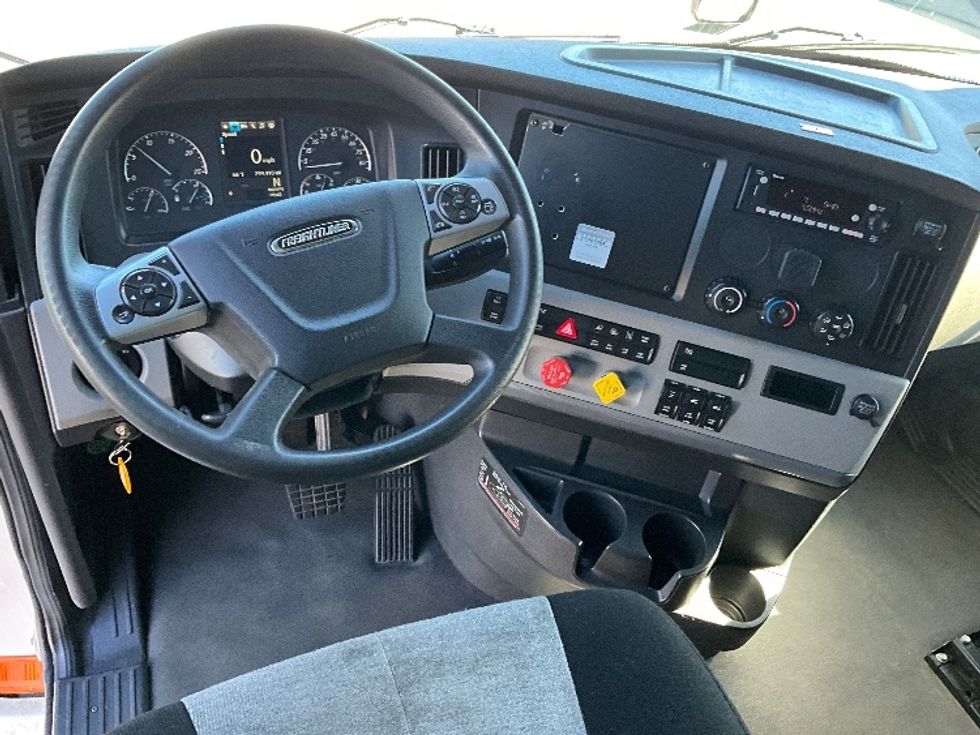 Sleeper Tractor-Heavy Duty Tractors-Freightliner-2022-T12664ST-Tacoma-WA-299,542\n\t\tmiles-$ 94,750 - Image 11