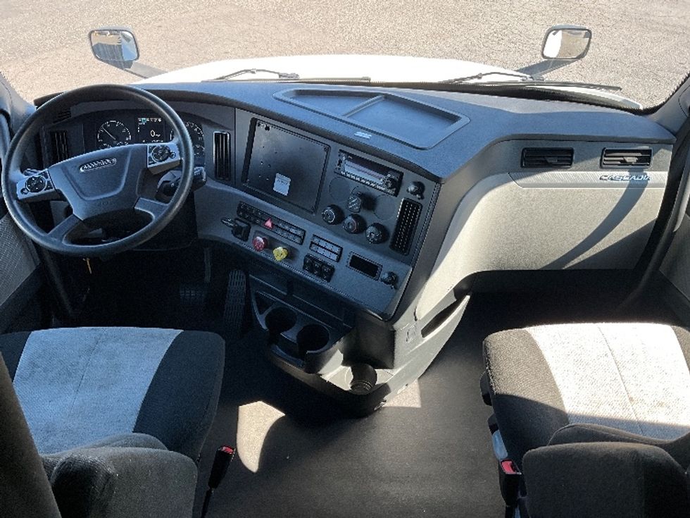 Sleeper Tractor-Heavy Duty Tractors-Freightliner-2022-T12664ST-Tacoma-WA-299,542\n\t\tmiles-$ 94,750 - Image 12