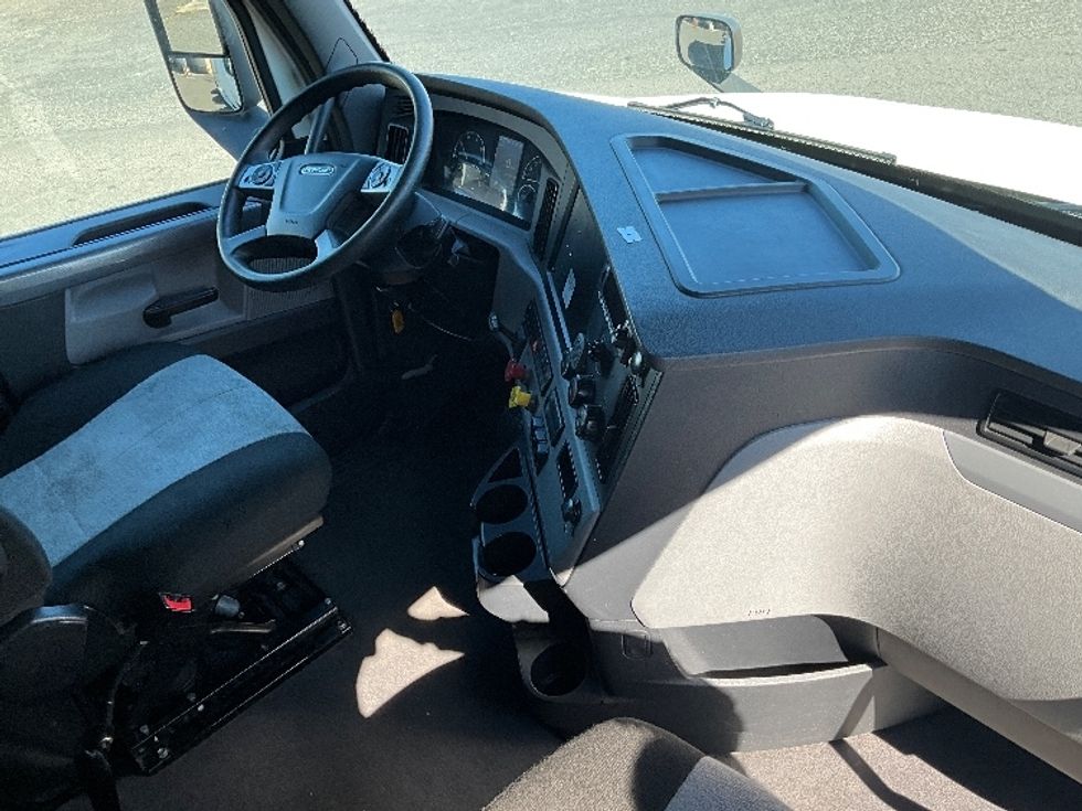 Sleeper Tractor-Heavy Duty Tractors-Freightliner-2022-T12664ST-Tacoma-WA-299,542\n\t\tmiles-$ 94,750 - Image 15