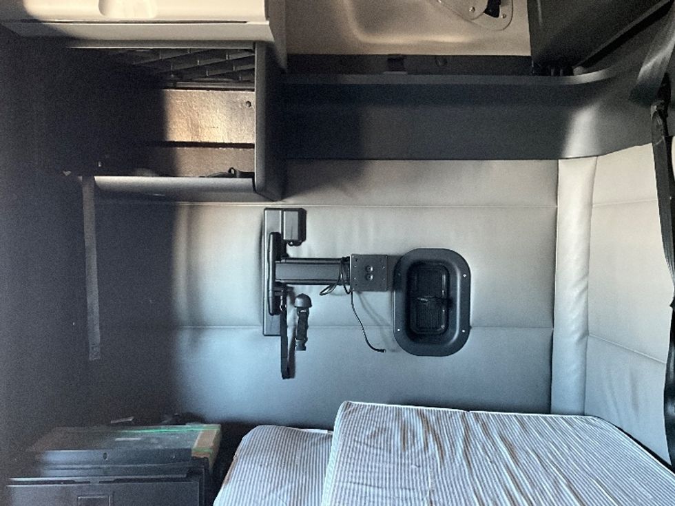 Sleeper Tractor-Heavy Duty Tractors-Freightliner-2022-T12664ST-Tacoma-WA-299,542\n\t\tmiles-$ 94,750 - Image 19