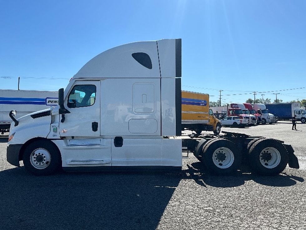 Sleeper Tractor-Heavy Duty Tractors-Freightliner-2022-T12664ST-Tacoma-WA-299,542\n\t\tmiles-$ 94,750 - Image 4