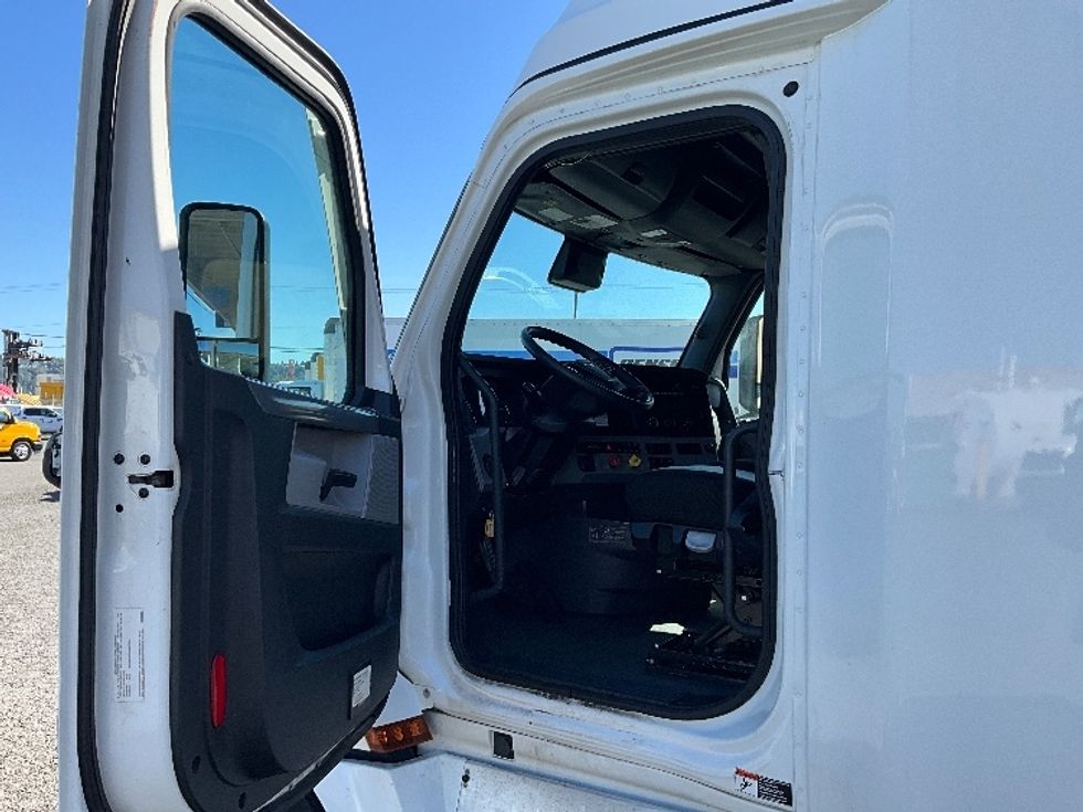 Sleeper Tractor-Heavy Duty Tractors-Freightliner-2022-T12664ST-Tacoma-WA-299,542\n\t\tmiles-$ 94,750 - Image 9