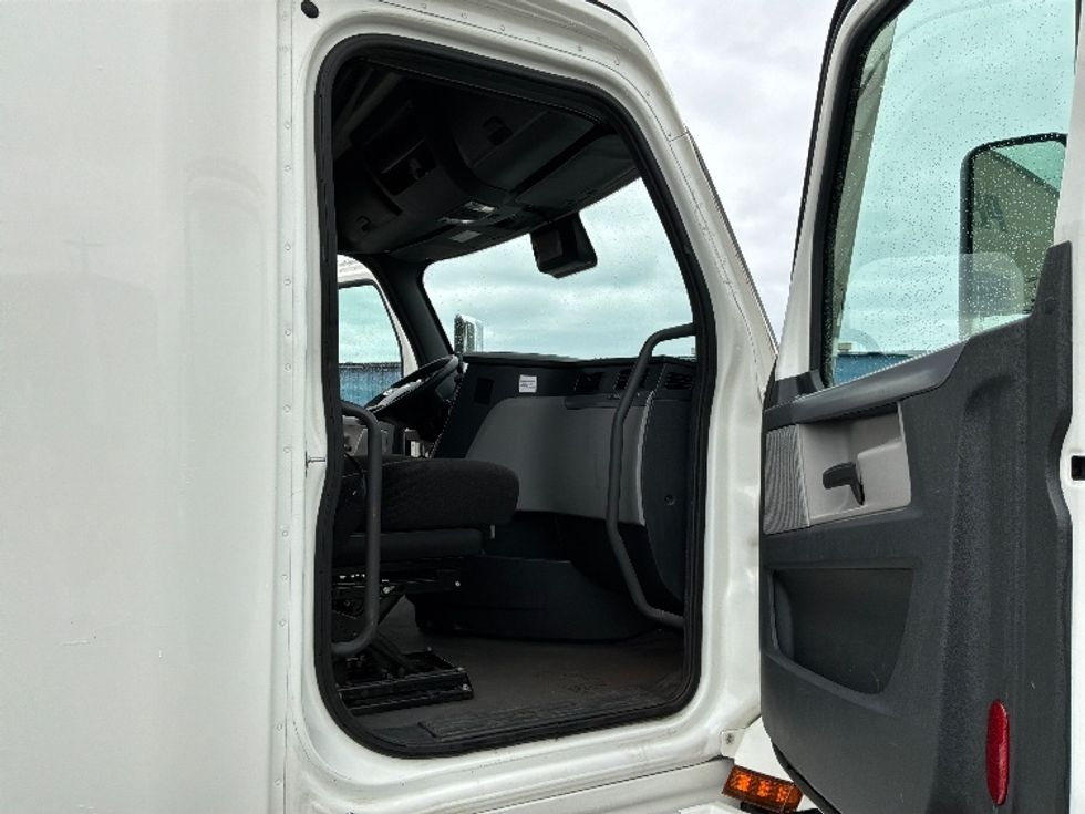 Sleeper Tractor-Heavy Duty Tractors-Freightliner-2022-T12664ST-Tacoma-WA-347,630\n\t\tmiles-$ 93,250 - Image 11