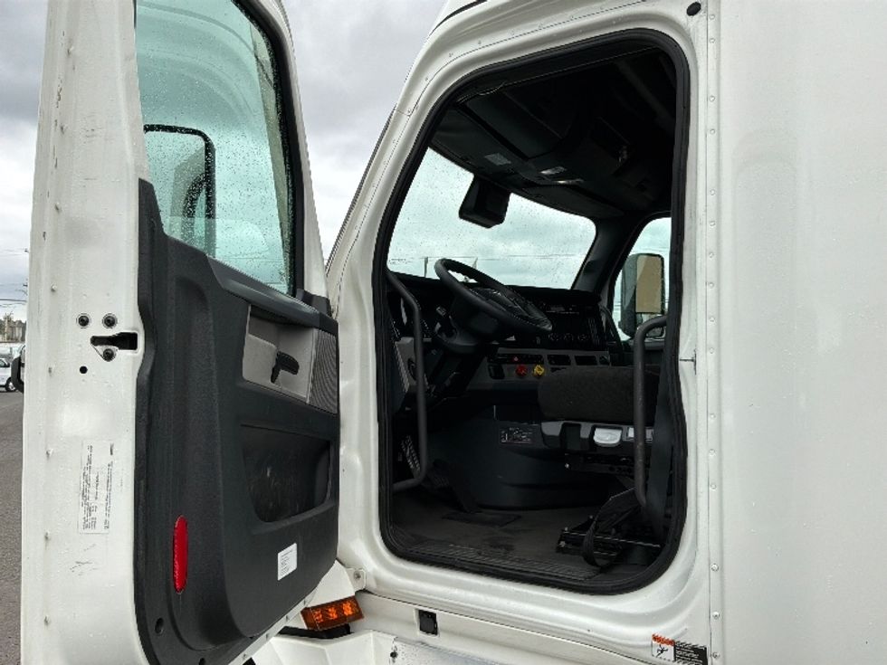 Sleeper Tractor-Heavy Duty Tractors-Freightliner-2022-T12664ST-Tacoma-WA-347,630\n\t\tmiles-$ 93,250 - Image 7