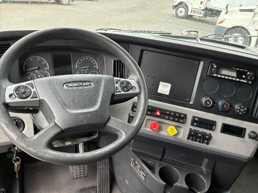 Sleeper Tractor-Heavy Duty Tractors-Freightliner-2022-T12664ST-Tacoma-WA-347,630\n\t\tmiles-$ 93,250 - Image 9