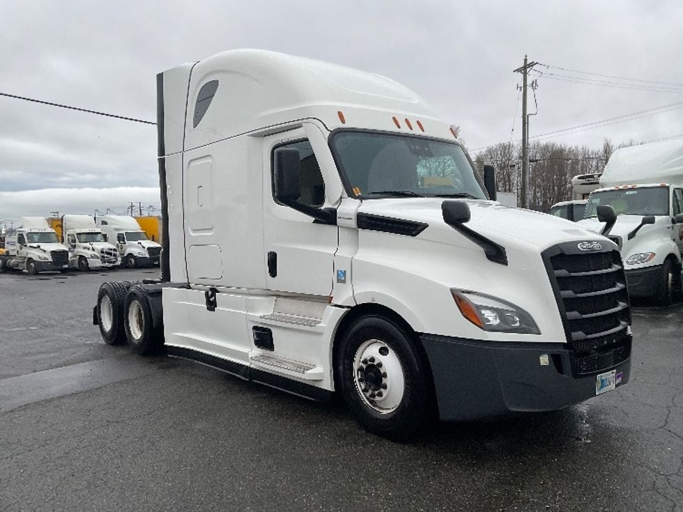 Sleeper Tractor-Heavy Duty Tractors-Freightliner-2022-T12664ST-Tacoma-WA-577,231\n\t\tmiles-$ 65,750 - Image 1