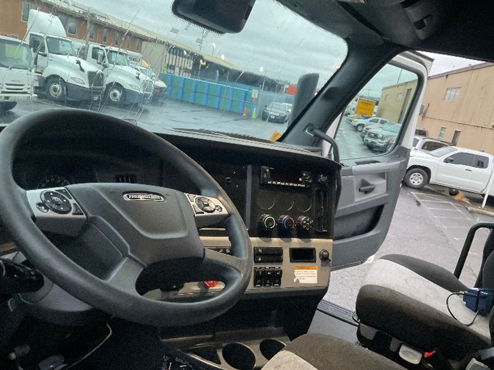 Sleeper Tractor-Heavy Duty Tractors-Freightliner-2022-T12664ST-Tacoma-WA-577,231\n\t\tmiles-$ 65,750 - Image 10