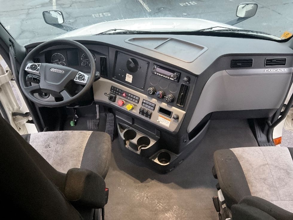 Sleeper Tractor-Heavy Duty Tractors-Freightliner-2022-T12664ST-Tacoma-WA-577,231\n\t\tmiles-$ 65,750 - Image 12