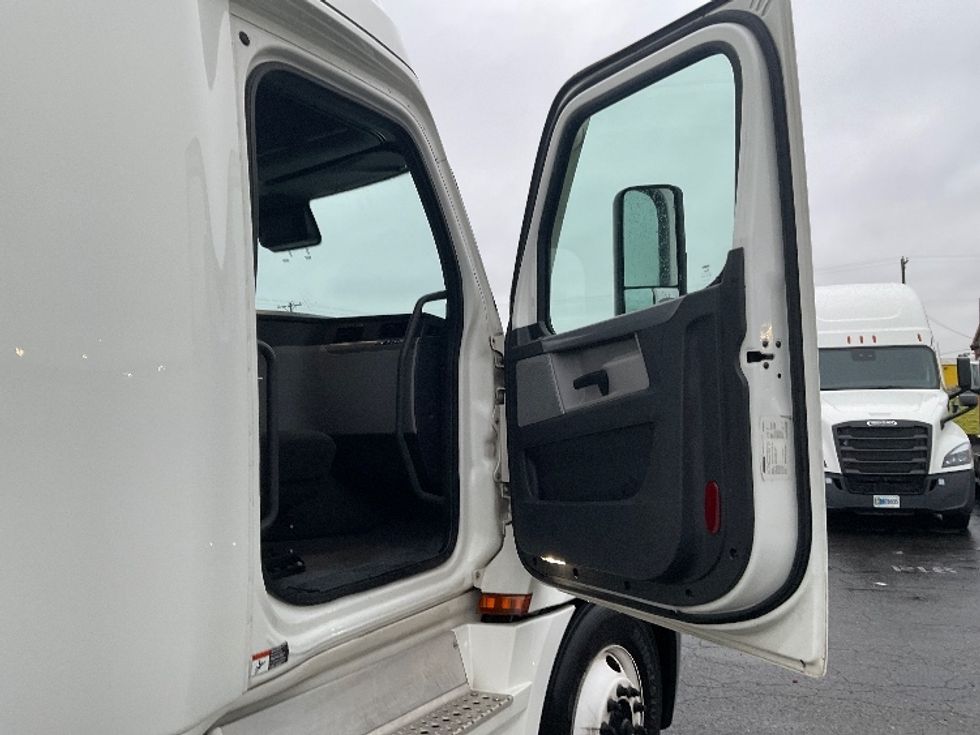 Sleeper Tractor-Heavy Duty Tractors-Freightliner-2022-T12664ST-Tacoma-WA-577,231\n\t\tmiles-$ 65,750 - Image 13