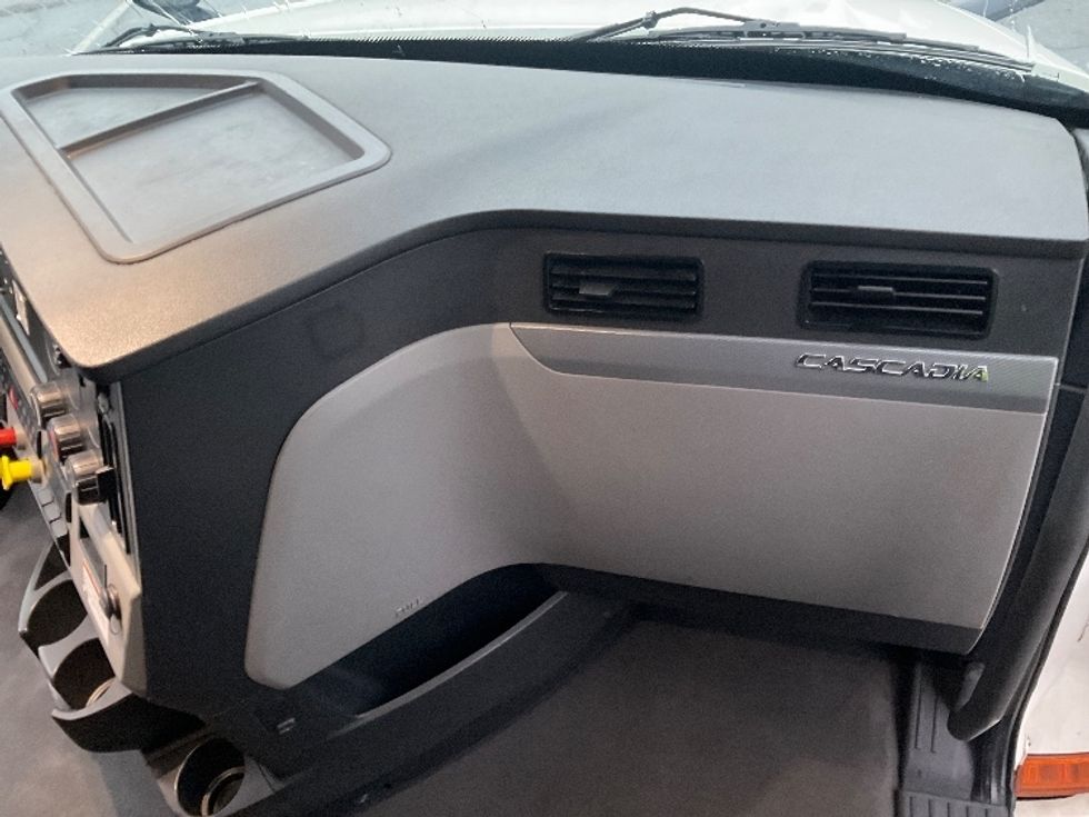 Sleeper Tractor-Heavy Duty Tractors-Freightliner-2022-T12664ST-Tacoma-WA-577,231\n\t\tmiles-$ 65,750 - Image 14