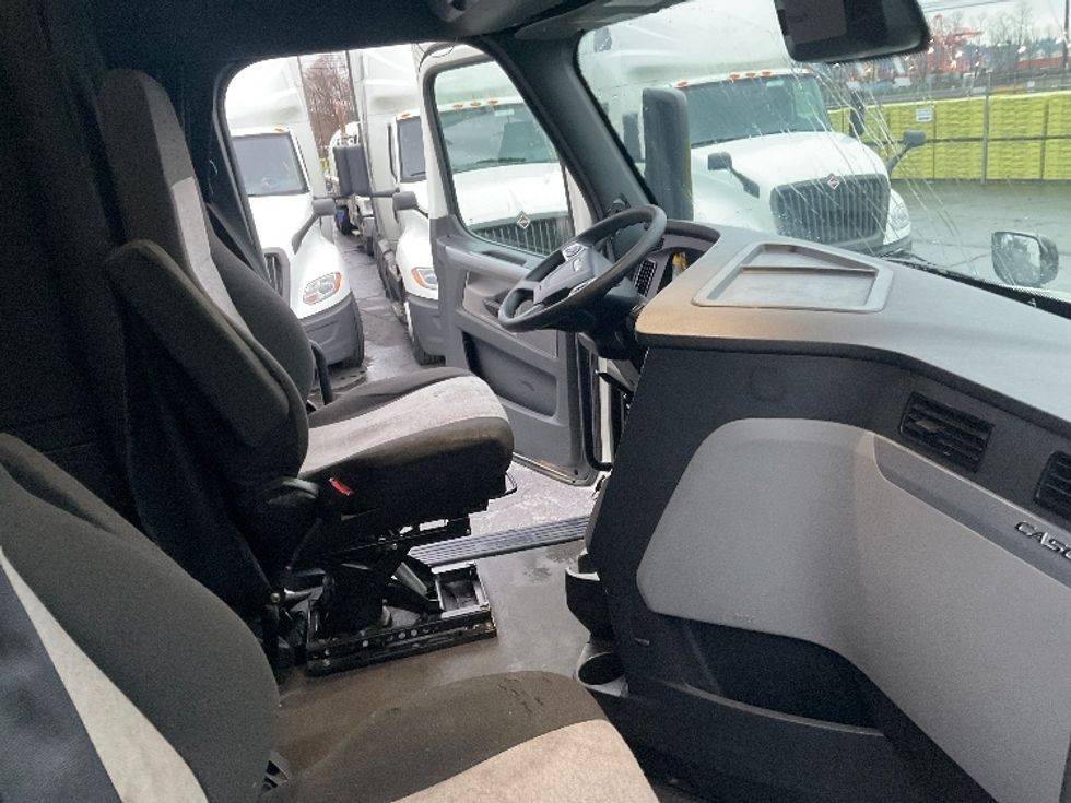 Sleeper Tractor-Heavy Duty Tractors-Freightliner-2022-T12664ST-Tacoma-WA-577,231\n\t\tmiles-$ 65,750 - Image 15