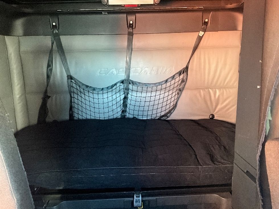 Sleeper Tractor-Heavy Duty Tractors-Freightliner-2022-T12664ST-Tacoma-WA-577,231\n\t\tmiles-$ 65,750 - Image 16