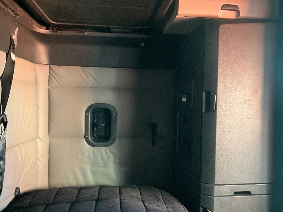 Sleeper Tractor-Heavy Duty Tractors-Freightliner-2022-T12664ST-Tacoma-WA-577,231\n\t\tmiles-$ 65,750 - Image 18