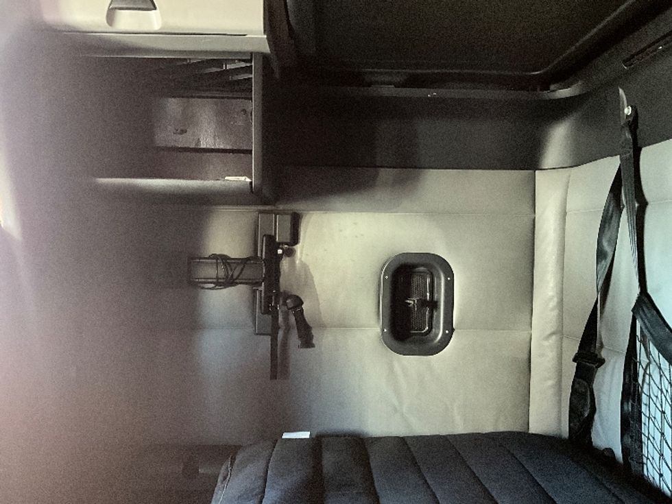 Sleeper Tractor-Heavy Duty Tractors-Freightliner-2022-T12664ST-Tacoma-WA-577,231\n\t\tmiles-$ 65,750 - Image 19