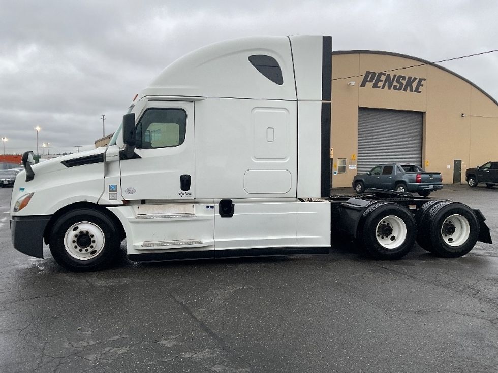 Sleeper Tractor-Heavy Duty Tractors-Freightliner-2022-T12664ST-Tacoma-WA-577,231\n\t\tmiles-$ 65,750 - Image 4