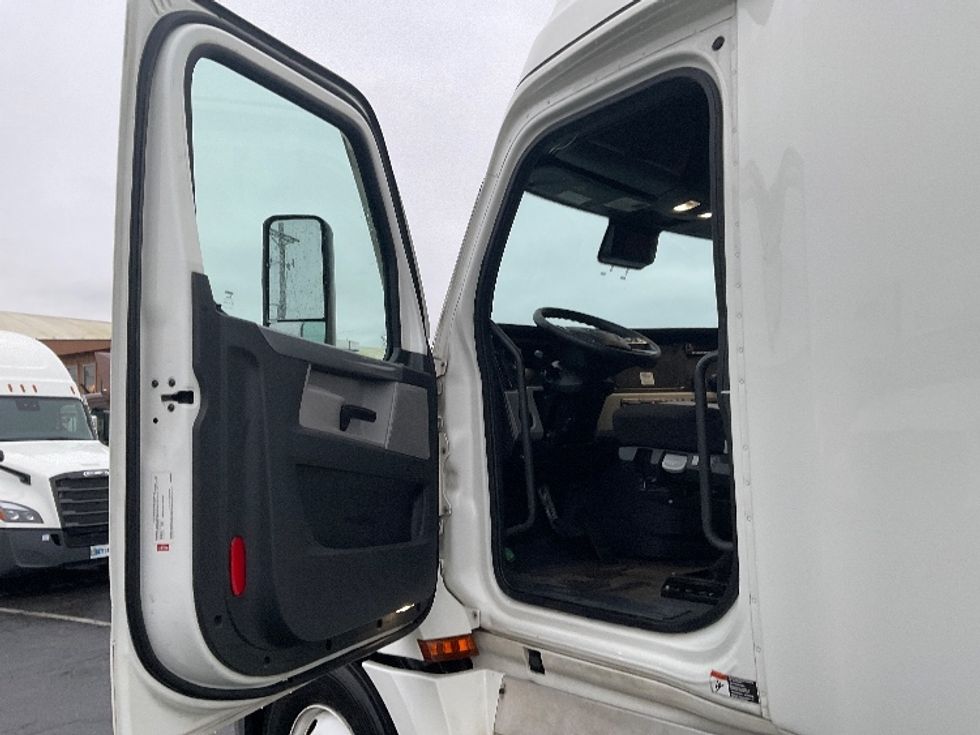 Sleeper Tractor-Heavy Duty Tractors-Freightliner-2022-T12664ST-Tacoma-WA-577,231\n\t\tmiles-$ 65,750 - Image 9