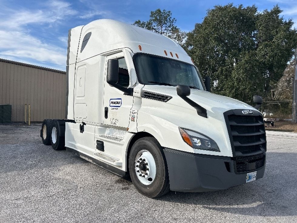 Sleeper Tractor-Heavy Duty Tractors-Freightliner-2022-T12664ST-Tallahassee-FL-257,258\n\t\tmiles-$ 87,250 - Image 1