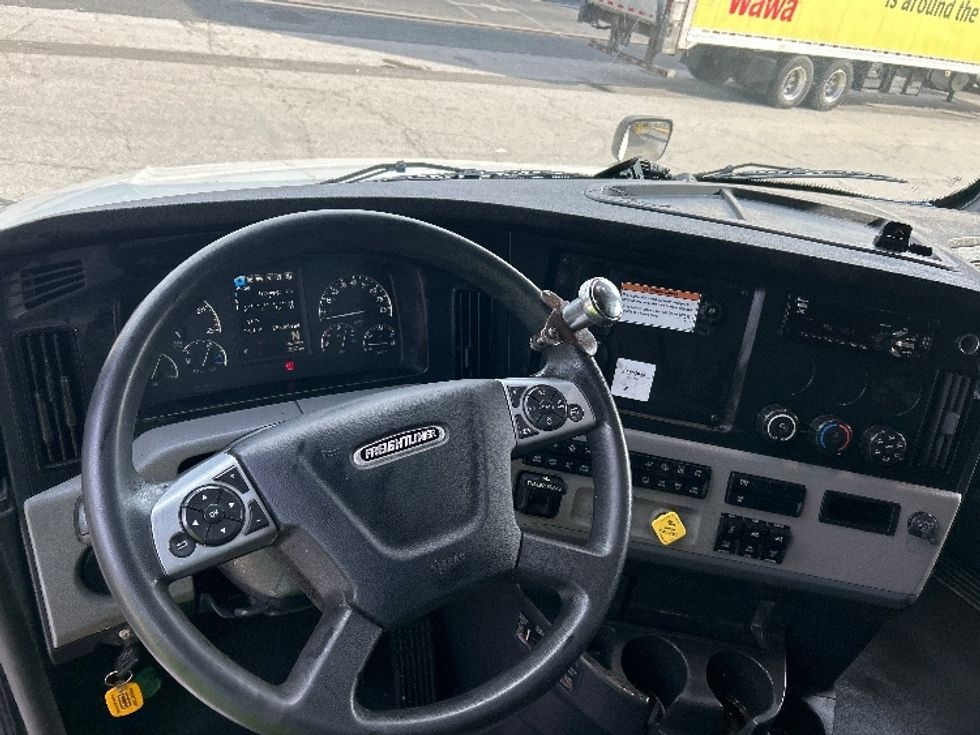 Sleeper Tractor-Heavy Duty Tractors-Freightliner-2022-T12664ST-Tallahassee-FL-257,258\n\t\tmiles-$ 87,250 - Image 11