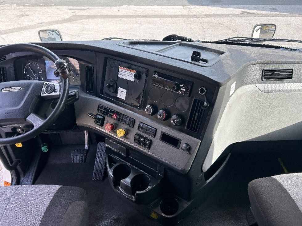 Sleeper Tractor-Heavy Duty Tractors-Freightliner-2022-T12664ST-Tallahassee-FL-257,258\n\t\tmiles-$ 87,250 - Image 12