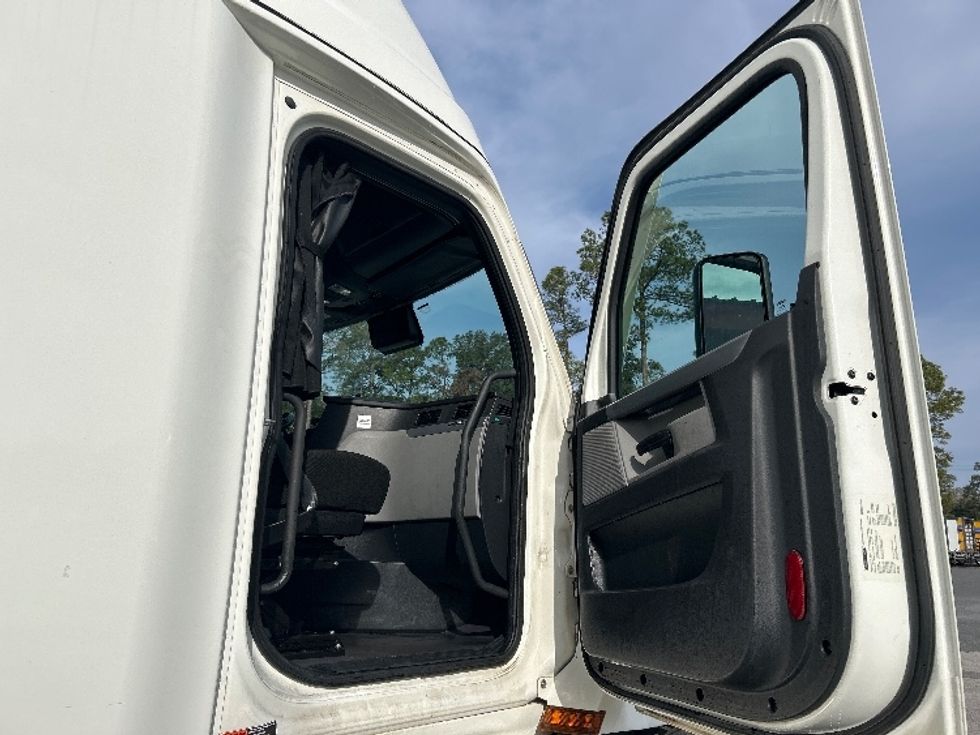 Sleeper Tractor-Heavy Duty Tractors-Freightliner-2022-T12664ST-Tallahassee-FL-257,258\n\t\tmiles-$ 87,250 - Image 13