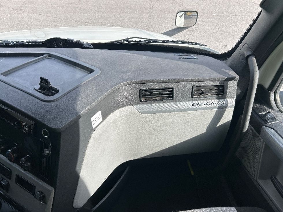 Sleeper Tractor-Heavy Duty Tractors-Freightliner-2022-T12664ST-Tallahassee-FL-257,258\n\t\tmiles-$ 87,250 - Image 14